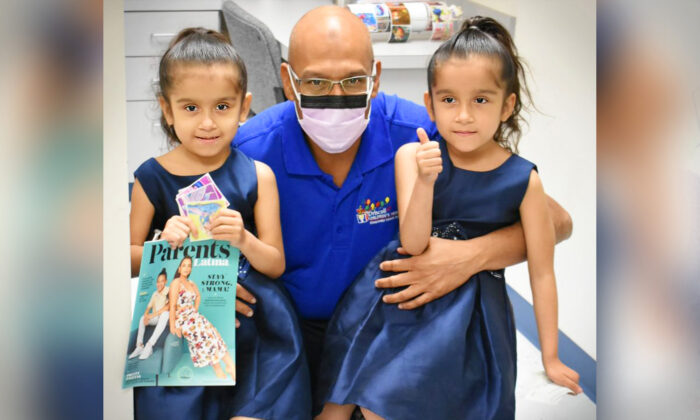 Des jumelles anciennement conjointes s&rsquo;épanouissent 5 ans après leur séparation et retrouvent leur famille à l&rsquo;hôpital pour fêter l&rsquo;événement