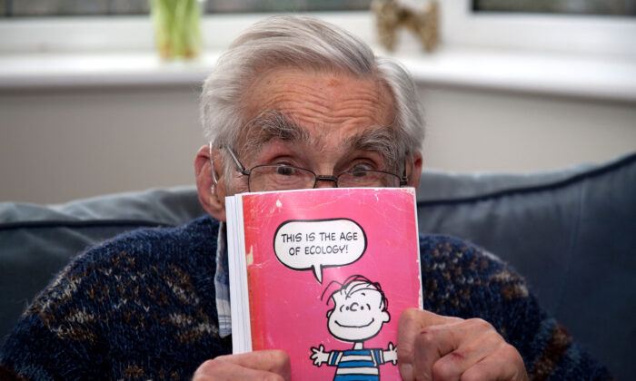 Une famille envoie la même carte d&rsquo;anniversaire depuis 50 ans, elle est devenue si fragile qu&rsquo;ils la livrent maintenant en main propre