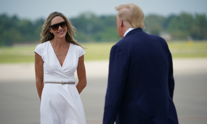 Facebook retire l&rsquo;interview de Lara Trump avec Donald Trump, car celle-ci serait « actuellement non autorisée »