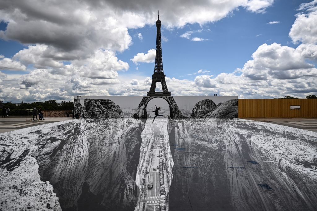 Le superbe trompe-l&rsquo;œil de l&rsquo;artiste JR, place du Trocadéro, sublime la tour Eiffel