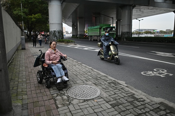 A Shanghai, les fauteuils roulants slaloment dans la circulation