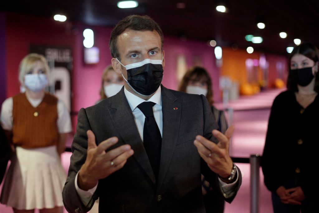 Emmanuel Macron à un sans papiers: « Vous avez des devoirs avant d&rsquo;avoir des droits »