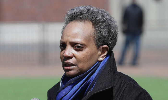 La maire de Chicago Lori Lightfoot poursuivie par un journaliste blanc pour avoir prétendument refusé une entrevue en raison de sa race