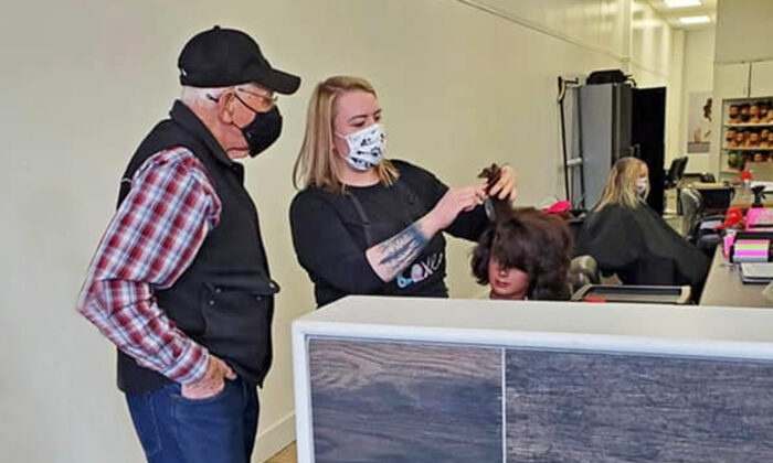 Un homme âgé décide d&rsquo;aller dans une école de beauté pour apprendre à coiffer et à maquiller sa femme vieillissante