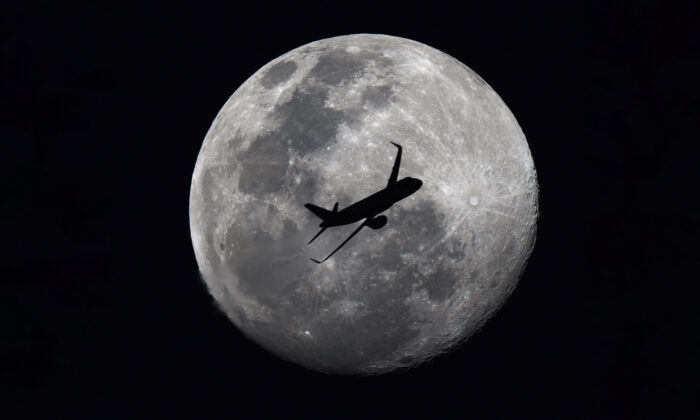 Un photographe qui prend la pleine lune capture accidentellement la photo d&rsquo;un avion de ligne traversant la sphère lunaire argentée