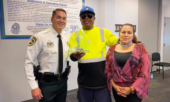 Un éboueur aperçoit un garçon caché dans une poubelle et arrête le compacteur juste à temps, lui sauvant ainsi la vie