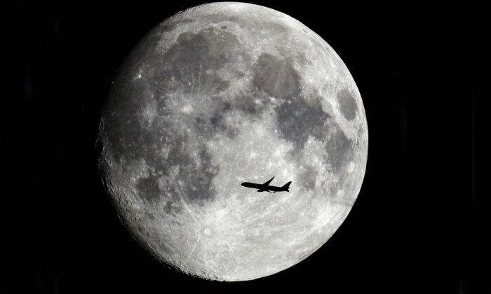 Un homme prend des photos étonnantes d&rsquo;avions volant devant la Lune depuis son jardin