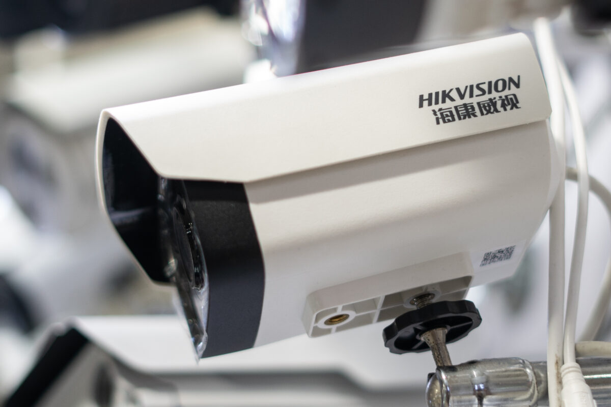 La plus grande société de vidéosurveillance au monde, Hikivision, confirme être contrôlée par un groupe industriel militaire chinois