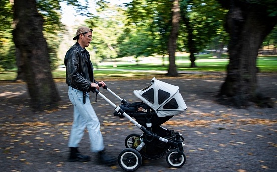 Vingt-huit jours avec son bébé : le congé paternité doublé à partir de jeudi