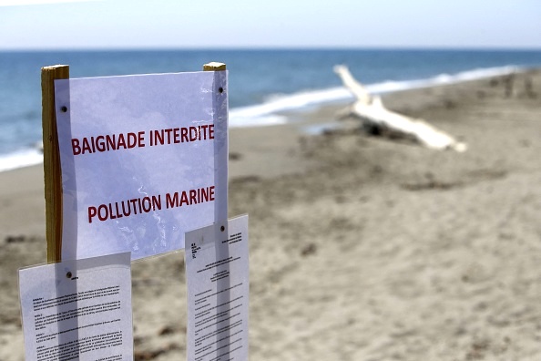 Corse : opération nettoyage sur la côte et en mer après l&rsquo;arrivée  de micro-boulettes d&rsquo;hydrocarbure sur des plages