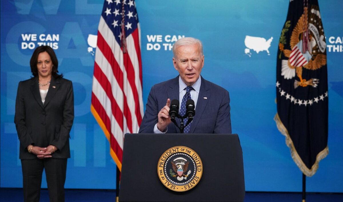 Biden ordonne l&rsquo;interdiction de 59 entreprises chinoises de défense et de technologie
