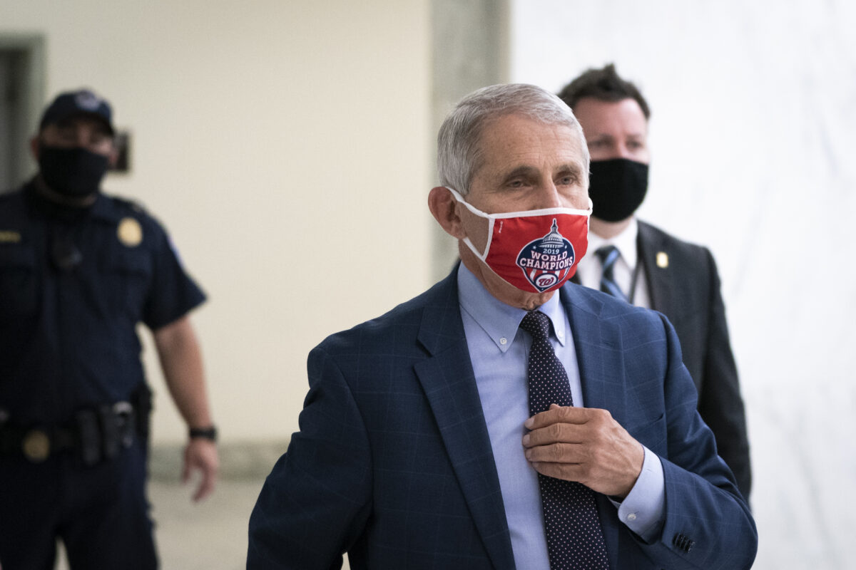 Fauci en 2020 : « Les masques des pharmacies ne sont pas vraiment efficaces contre le virus du PCC »