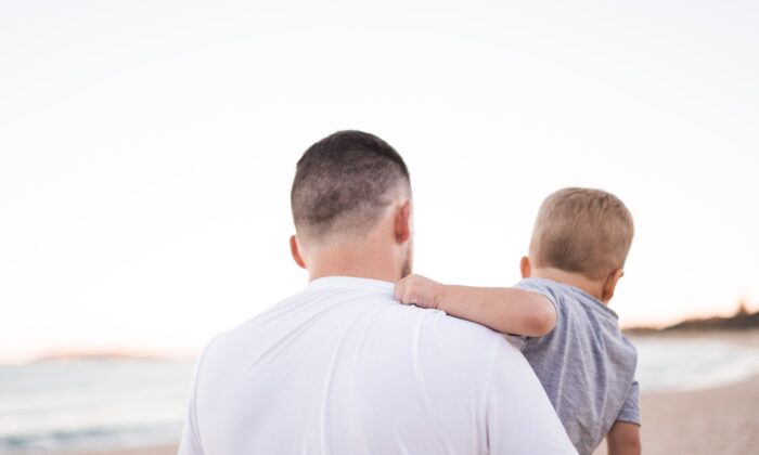 Les qualités que les pères doivent avoir pour devenir des hommes dans un monde de plus en plus féminisé