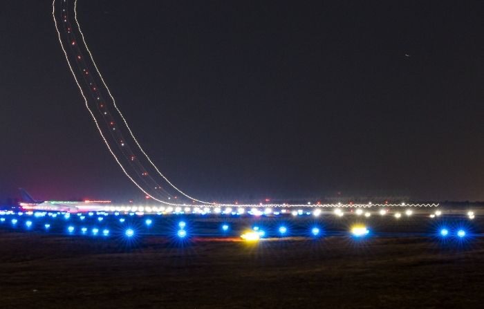Un photographe argentin immortalise d&rsquo;étonnantes lumières « qui prennent leur envol » sur la piste d&rsquo;un aéroport