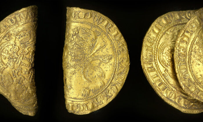 Un Britannique avec un détecteur de métaux découvre deux pièces d&rsquo;or rares datant de la période de la peste noire