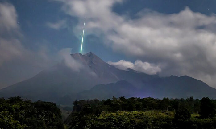 Un photographe capture le moment où un météore semble se jeter dans le cratère d&rsquo;un volcan en Indonésie
