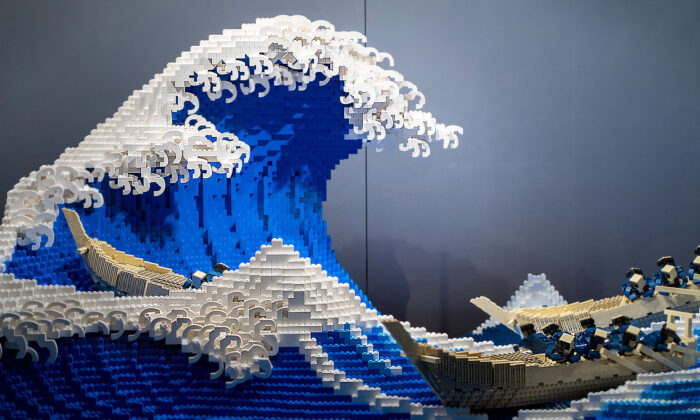Un sculpteur japonais recrée la « grande vague de Kanagawa » avec 50.000 pièces de Lego