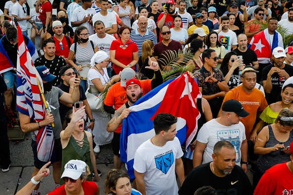 « A bas le communisme », scandent aussi les Américains d’origine cubaine