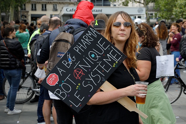 Annecy : des centaines de manifestants contre le pass sanitaire dans la cour de la préfecture de Haute-Savoie