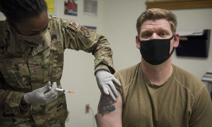 Les militaires américains disent qu&rsquo;ils « démissionneront » si l&rsquo;armée impose le vaccin contre Covid-19 selon un membre du Congrès