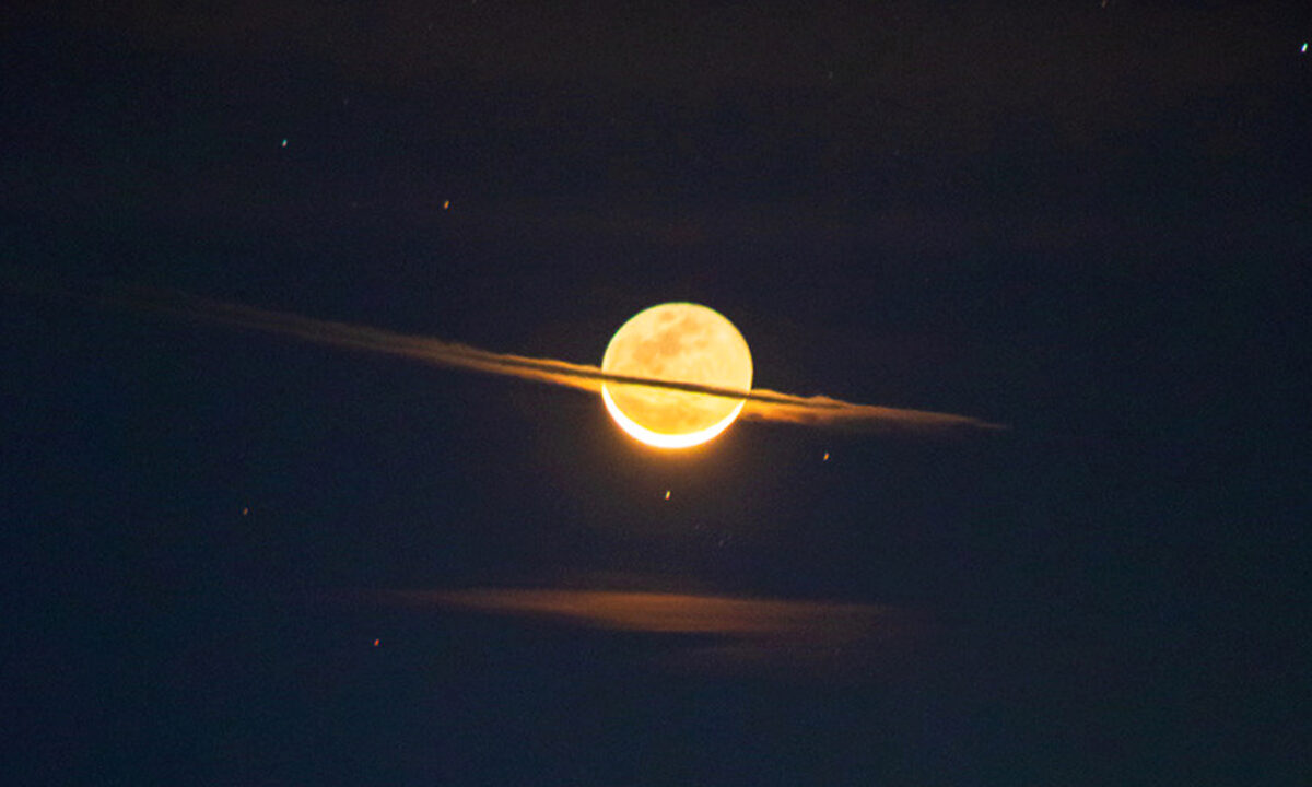 Un photographe capture une image époustouflante de la « Lune se présentant comme Saturne »