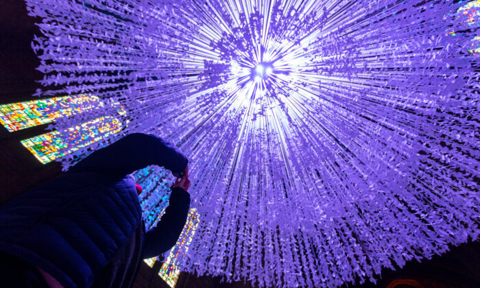 Photos : 15 000 « colombes de la paix » en papier suspendues au faîte de la cathédrale de Liverpool