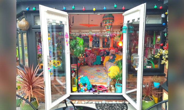 Une maman transforme sa nouvelle demeure ordinaire en une maison multicolore, grâce à de la peinture aux couleurs audacieuses et des objets vintage