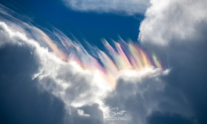 Un photographe capture un étonnant « nuage iridescent » aux couleurs de l&rsquo;arc-en-ciel au-dessus d&rsquo;une tempête à Cap Canaveral