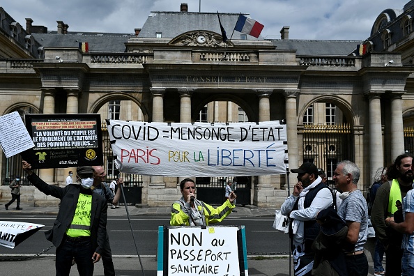 « Macron, ton pass, on n&rsquo;en veut pas », manifestation après la validation du pass sanitaire