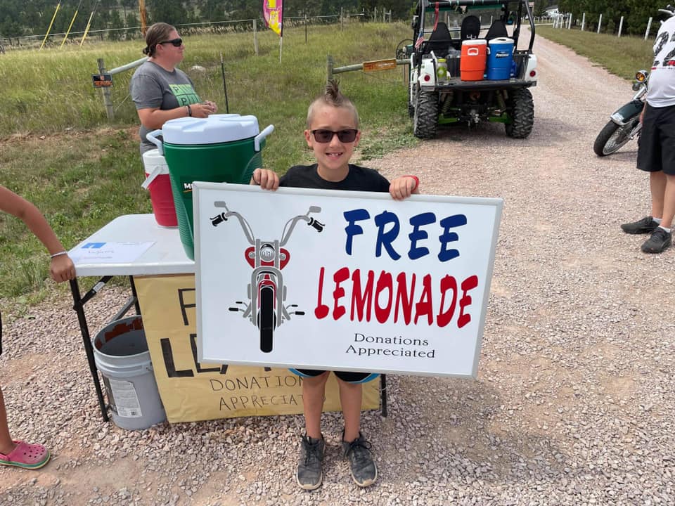 Le stand de limonade d&rsquo;un enfant de 8 ans pour les motards du rallye de Sturgis permet de récolter près de 25.000 euros pour l&rsquo;hôpital pour enfants