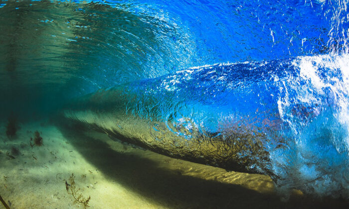 Un photographe préfère l&rsquo;eau et les vagues aux surfeurs: le résultat est purement « magique »