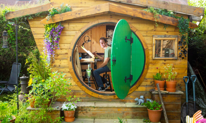 Un Britannique construit une « maison de hobbit » dans son jardin pour réaliser son rêve d&rsquo;enfant