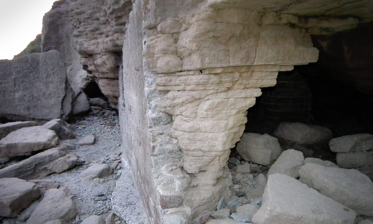 Un archéologue découvre un bunker non répertorié de la Seconde Guerre mondiale au pied des falaises de Saunton Sands au Royaume-Uni