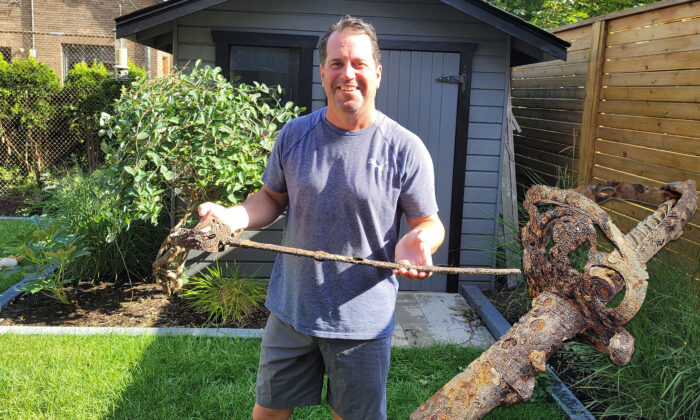 Un homme trouve une épée de fusilier britannique datant des années 1890 en construisant un patio dans son jardin