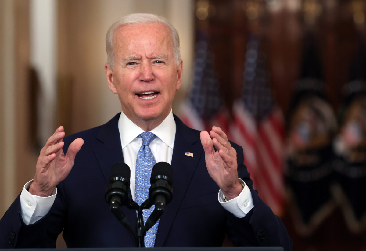 Biden justifie la fin des opérations militaires menées en Afghanistan alors que certains Américains sont laissés pour compte
