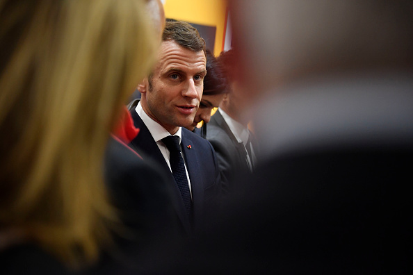 Lyon : un œuf lancé sur Emmanuel Macron lors de son déplacement dans un salon