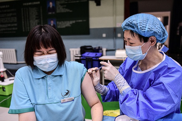 Les autorités chinoises dissimulent des cas de décès survenus après l&rsquo;administration de vaccins contre le COVID-19 fabriqués en Chine