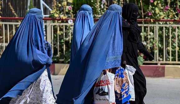 Afghanistan : les étudiantes devront porter une abaya et couvrir leur visage avec un niqab