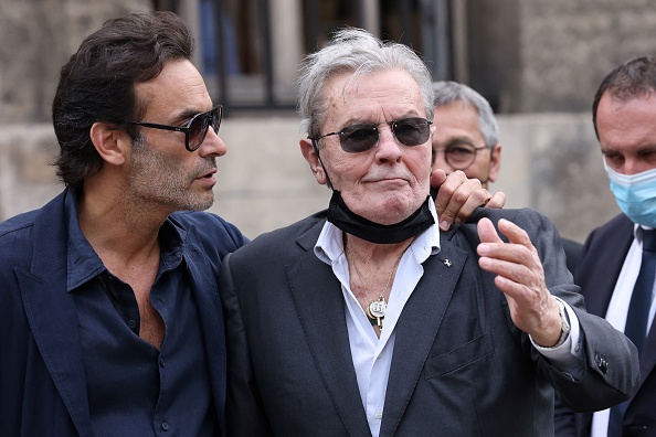 Affaibli, Alain Delon «ne supporte plus» de se voir «diminué»