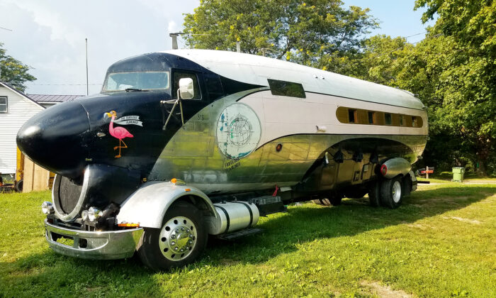 Un vétéran de l&rsquo;armée de l&rsquo;air transforme un avion de la Seconde Guerre mondiale en un camping-car qu&rsquo;il baptise « Fabulous Flamingo »