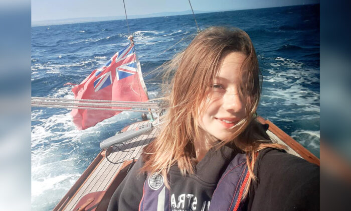 Une jeune fille de 14 ans devient la plus jeune à parcourir 3 000 km à la voile autour de la Grande-Bretagne – une fois que papa et maman disent OK