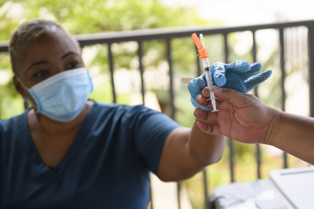 Pfizer affirme que l&rsquo;efficacité du vaccin contre le Covid-19 s&rsquo;affaiblit avec le temps
