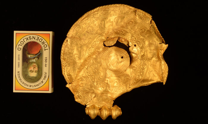 Au Danemark, un homme muni d&rsquo;un détecteur de métal, trouve un trésor composé d&rsquo;énormes médaillons en or datant de 1 500 ans