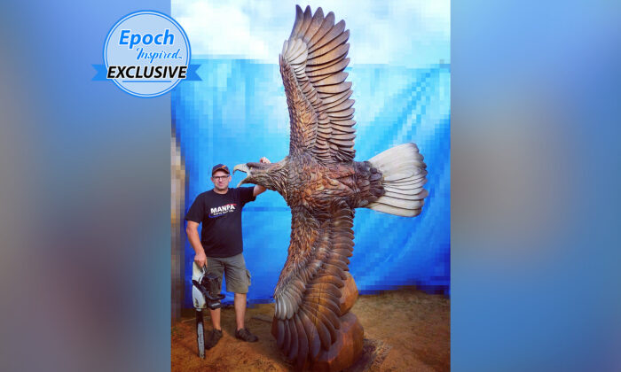 Un artiste lituanien sculpte à la tronçonneuse un gigantesque aigle déployant ses ailes en vol, à partir de rondins de bois