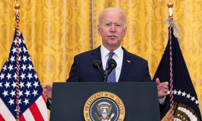 Joe Biden envisage d&rsquo;exiger des vaccins ou des tests hebdomadaires pour 80 millions de travailleurs du secteur privé