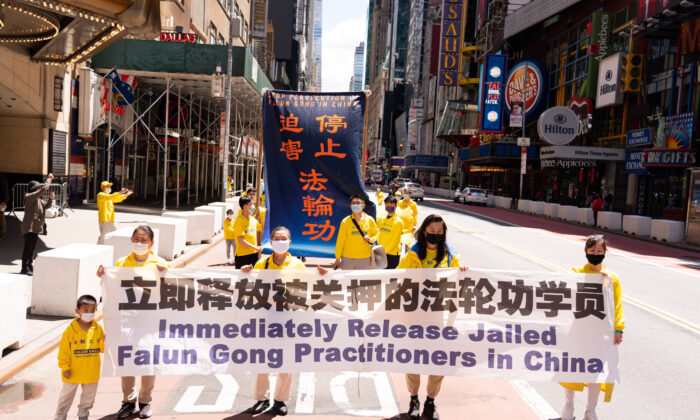 La « Gestapo » chinoise impose un mois de lavage de cerveau à des pratiquants de Falun Gong