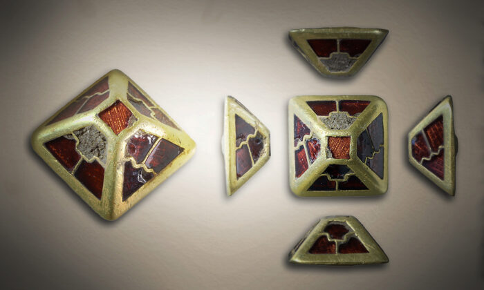 Un détectoriste découvre une parure d’épée anglo-saxonne ornée de bijoux datant de l&rsquo;époque médiévale