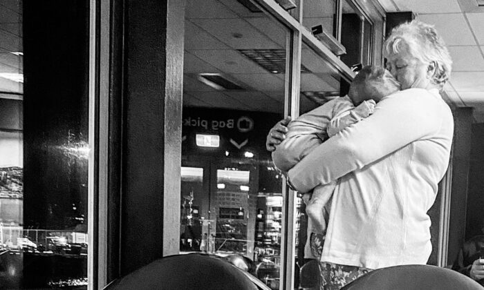 Une mère épuisée avec deux enfants agités touchée par la gentillesse d&rsquo;une étrangère