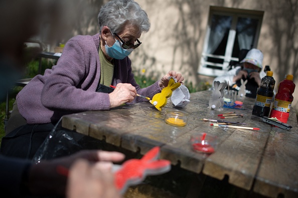 « Ça me donne du peps, de l’énergie pour la journée » : une crèche dans une maison de retraite de Gironde, pour rompre l&rsquo;isolement