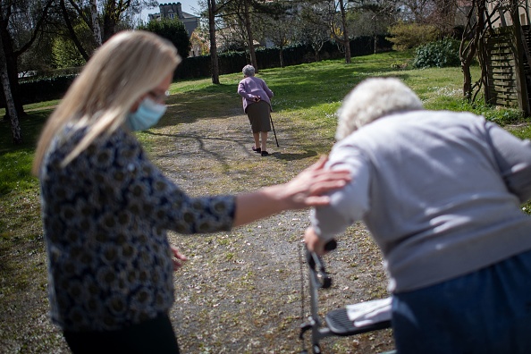 « Je viens toutes les semaines, et ça me rend très heureux » : une épicerie au cœur d’un Ehpad pour rompre l’isolement